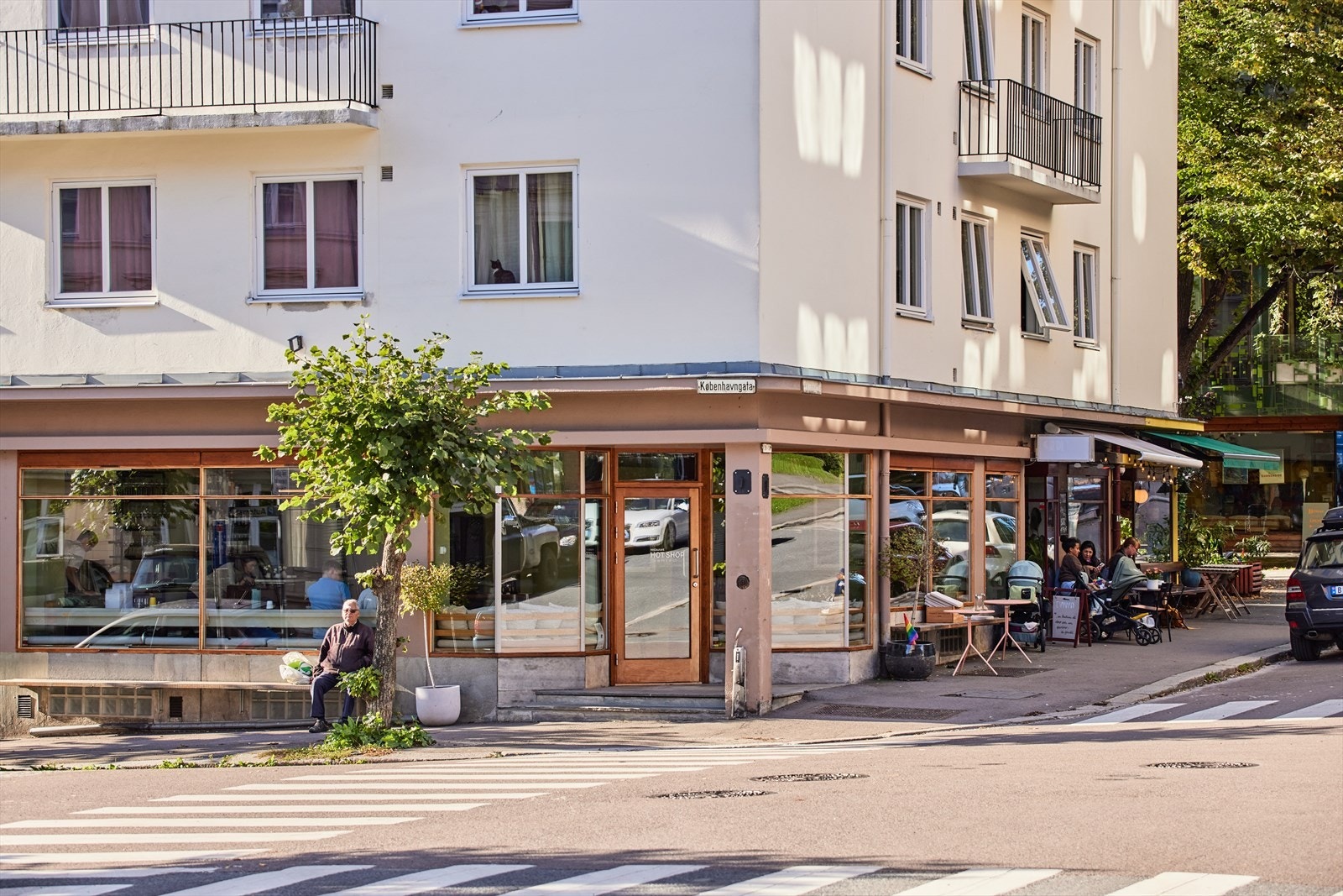 Leiligheten har en attraktiv beliggenhet rett ved idylliske Rodeløkka, et område preget av sjarmerende småhusbebyggelse, grønne hager og hyggelige nabolagsgater. Galleribilde