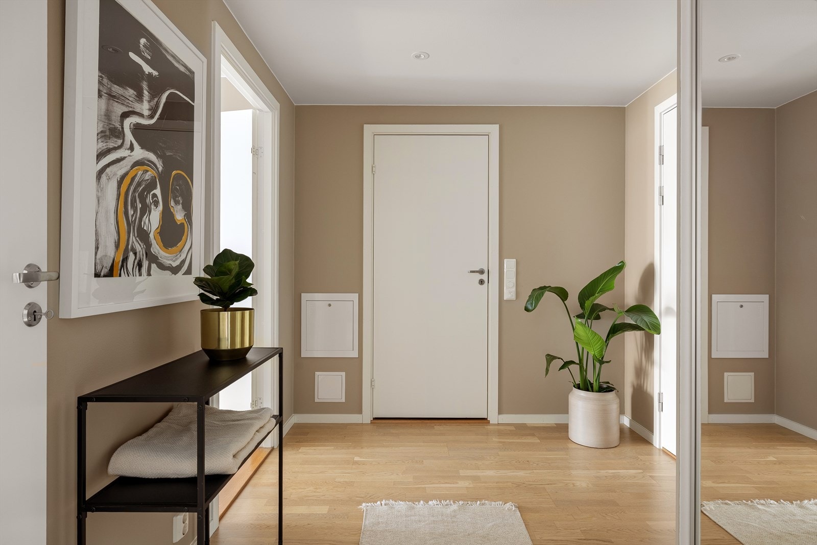 Entréen gir et svært godt førsteinntrykk og fremstår både innbydende og funksjonell. Galleribilde