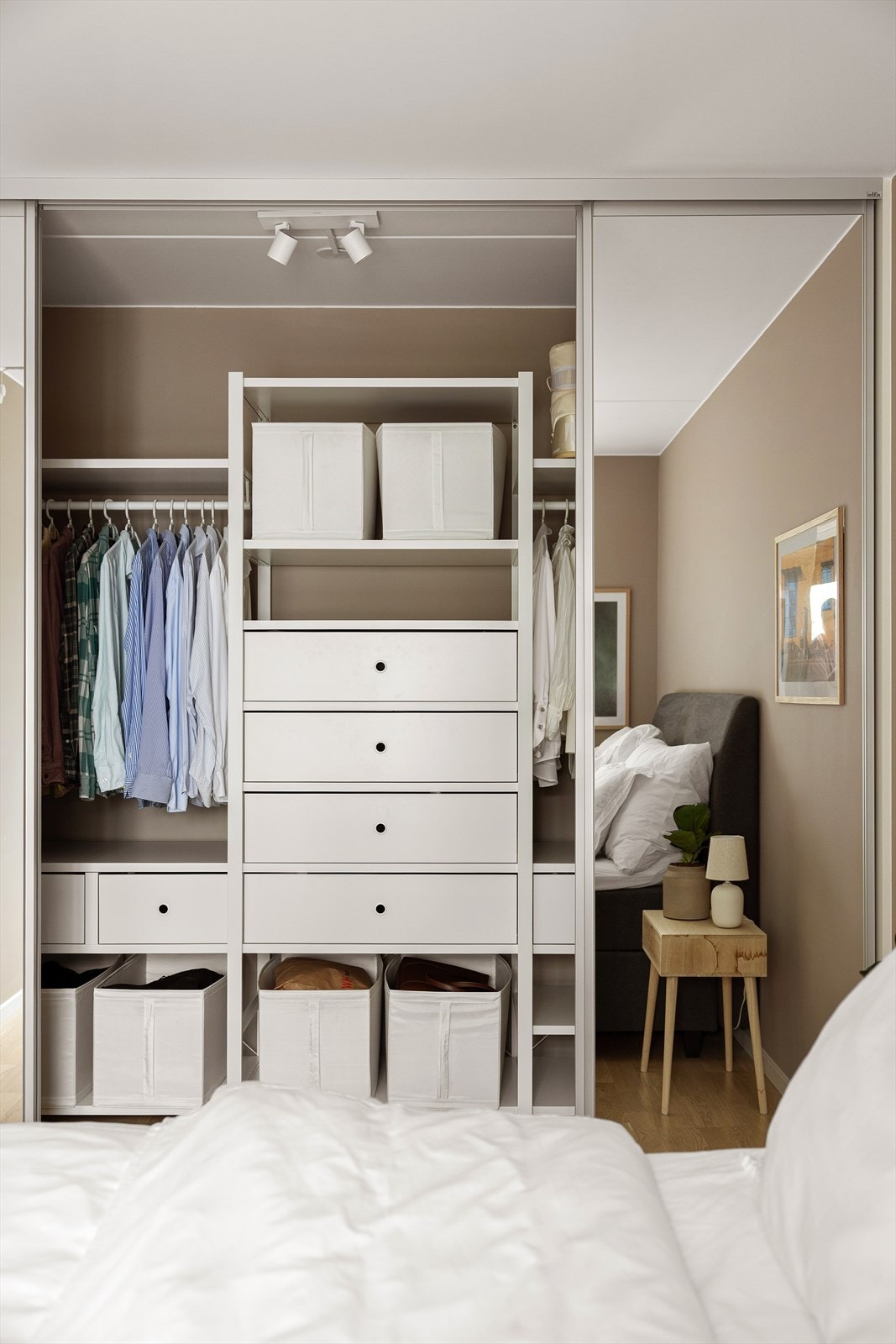 Stor garderobe med skyvedører i speil, hvor det er plass til klær, sko, og oppbevaring av støvsuger, strykebrett og lignende. Galleribilde