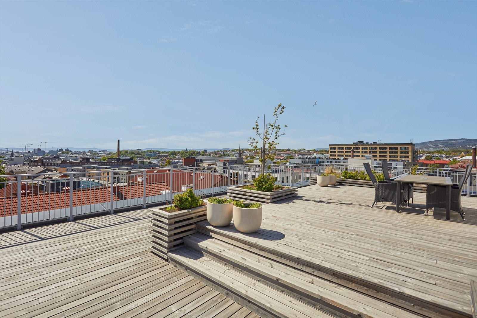 Heisen tar deg enkelt til og fra garasjekjeller og en fantastisk felles takterrasse. Galleribilde