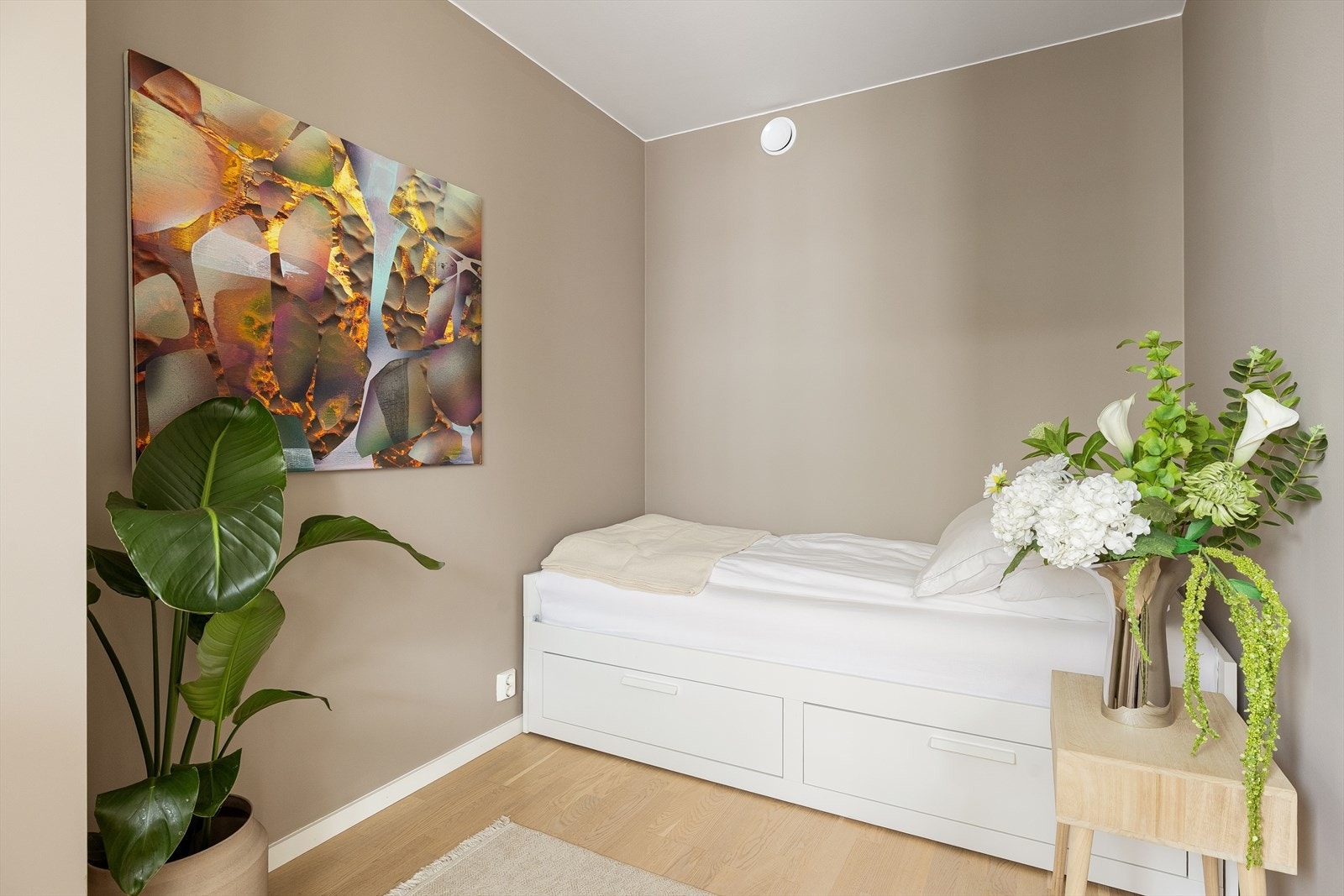 Det minste soverommet har plass til seng og tilhørende møblement. Galleribilde