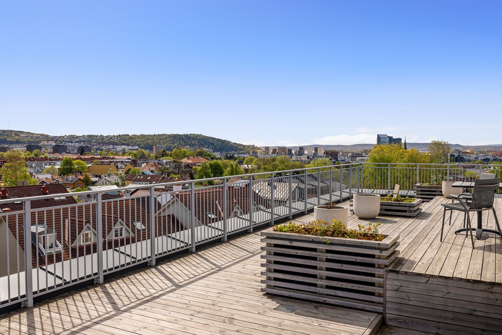 Stor takterrasse med fantastisk utsikt og upåklagelige solforhold. Galleribilde
