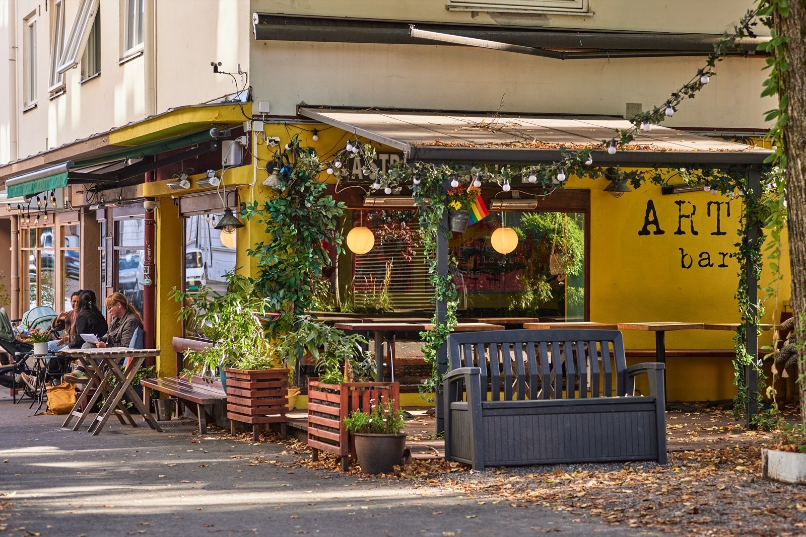 I umiddelbar nærhet ligger Art Bar, Kafé Lykke og den anerkjente gourmetrestauranten Hot Shop. Galleribilde