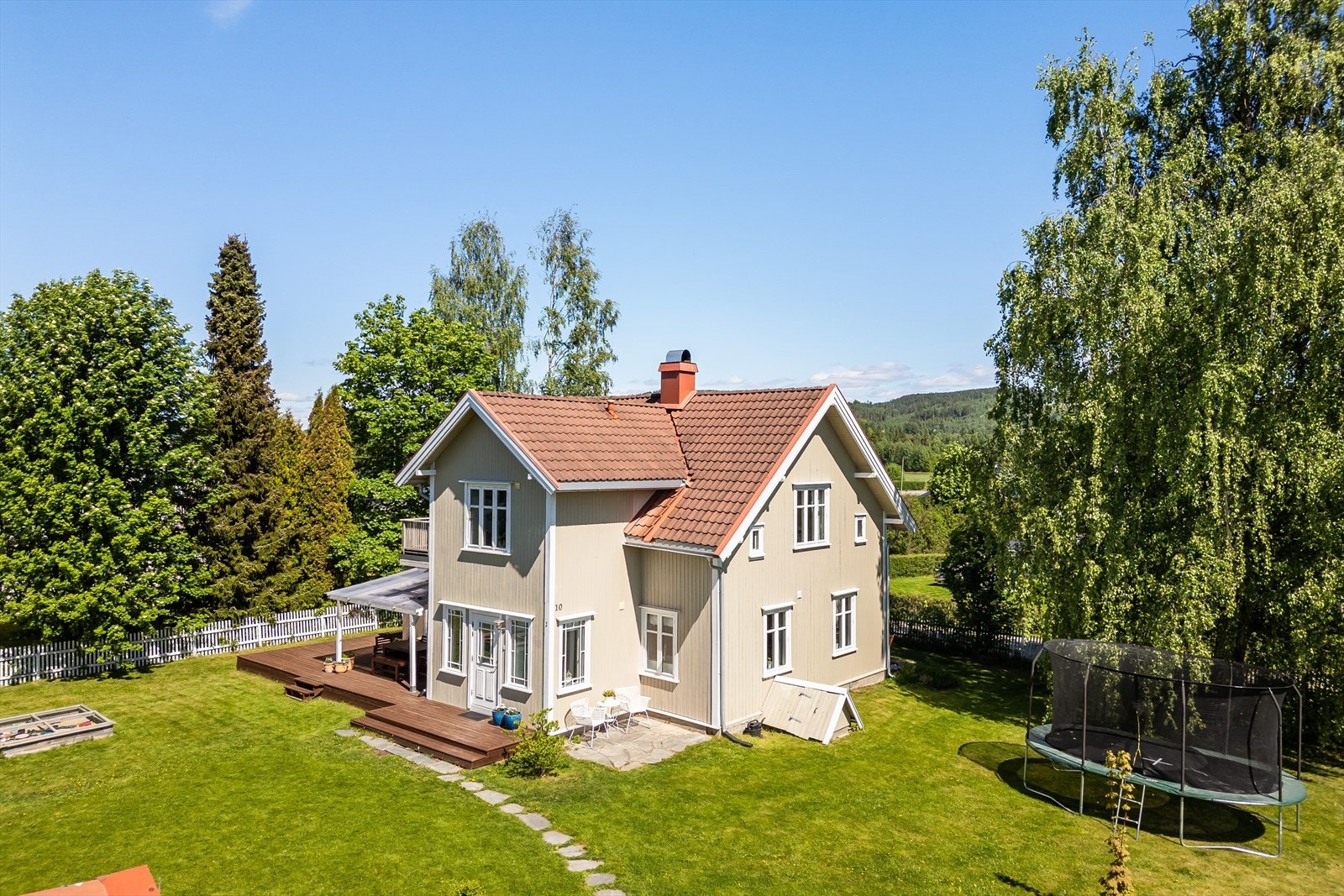 Taktekkingen og vinduene er fra 2009. Ellers er overbygg over kjellernedgang og terrassen og taket over denne fra 2018. Galleribilde