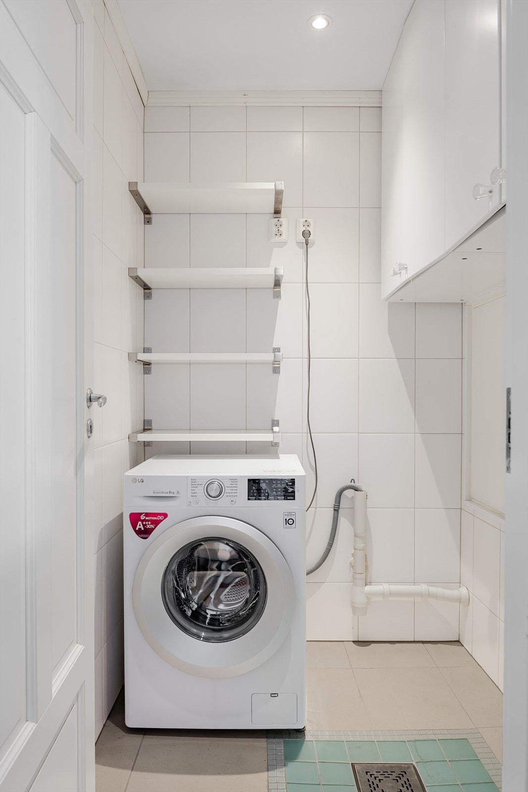 Vegg-i-vegg med badet i 2. etasje er det flislagt vaskerom som har vannbåren gulvvarme. Galleribilde