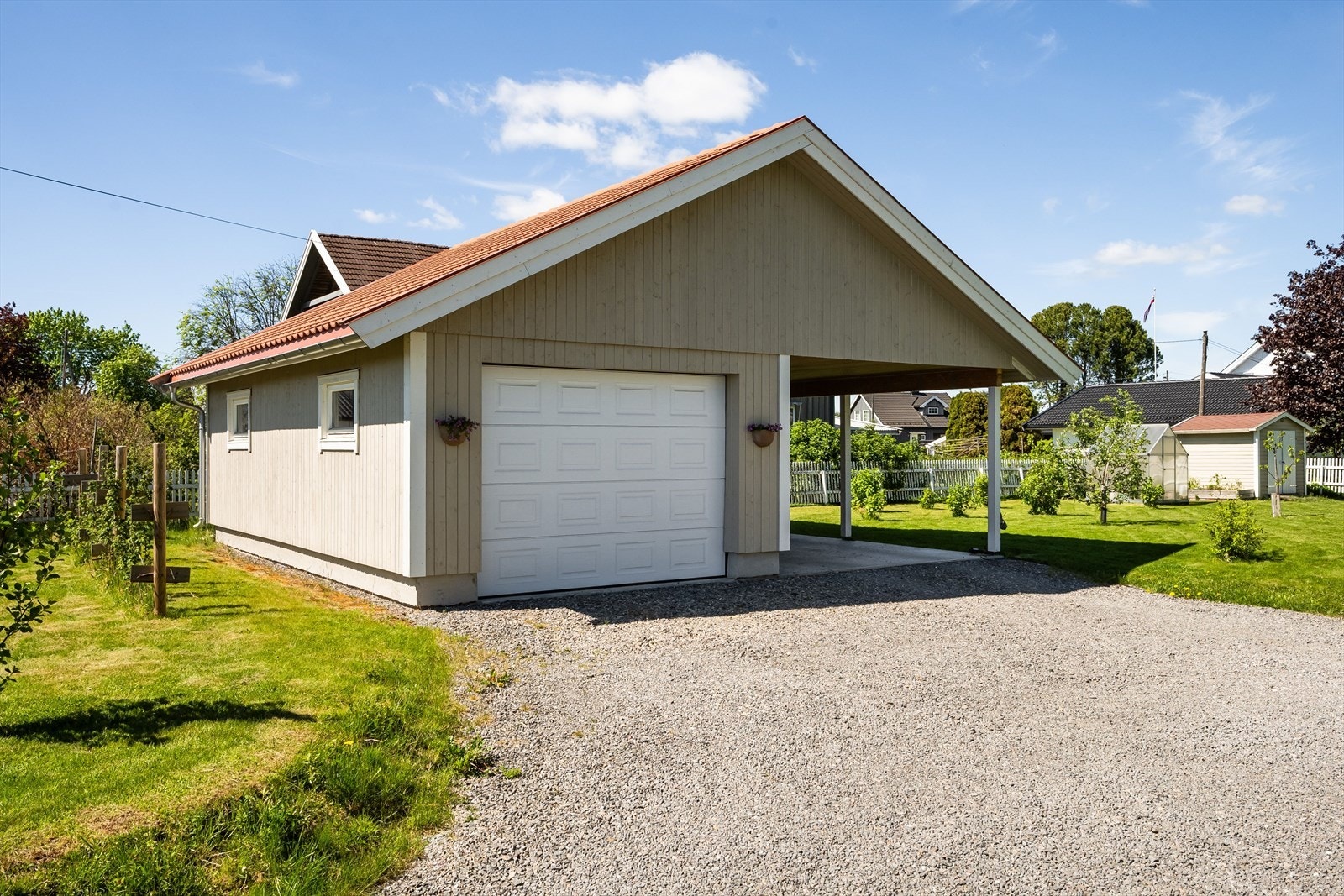 Garasje med carport bygd i 2022. Leddport med elektrisk motor og gangdør med glassrute. Det er loft med muligheter for legging av gulv for lagring. Galleribilde