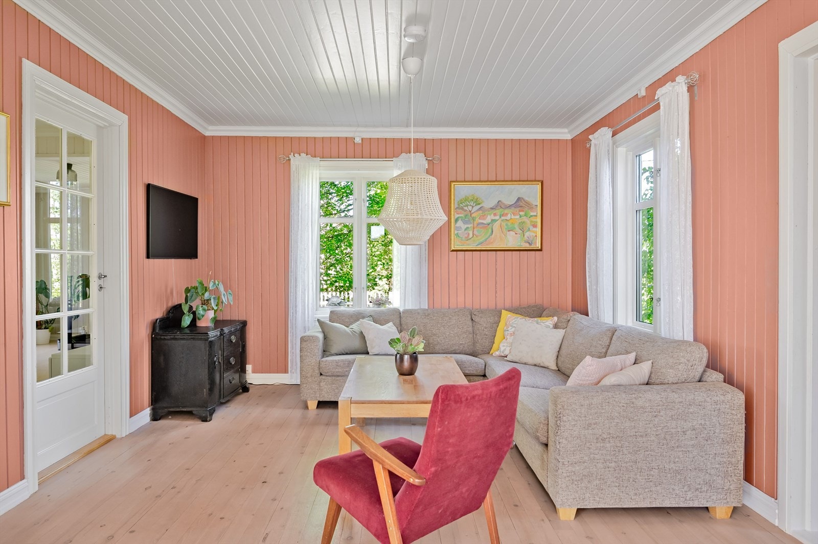 I stuen har du god plass til sofagruppe og TV-møblement. Galleribilde