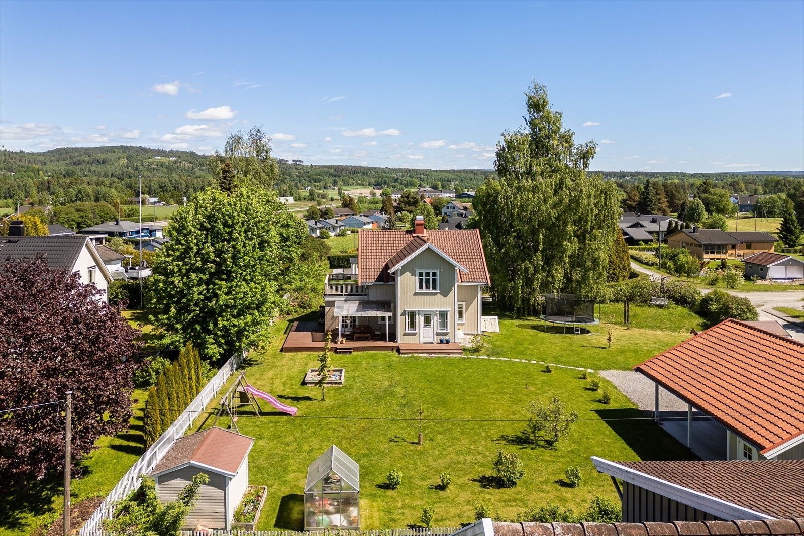 I umiddelbar nærhet har du også fine turområder utover det sentrum kan by på av idrettsanlegg og aktiviteter. Galleribilde