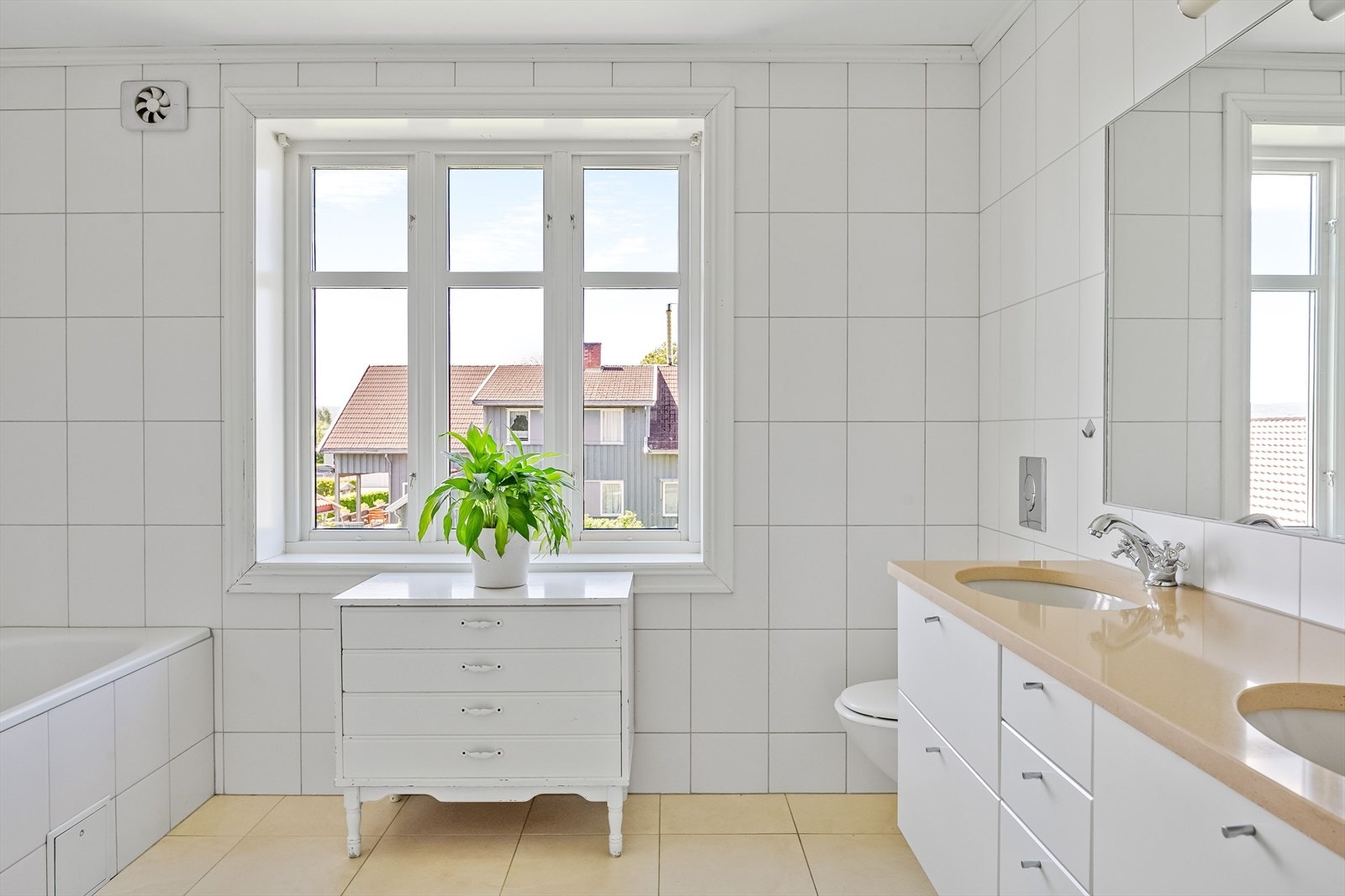 Badet i 2. etasje er flislagt og fra 2009. Det er også her vannbåren gulvvarme. Galleribilde