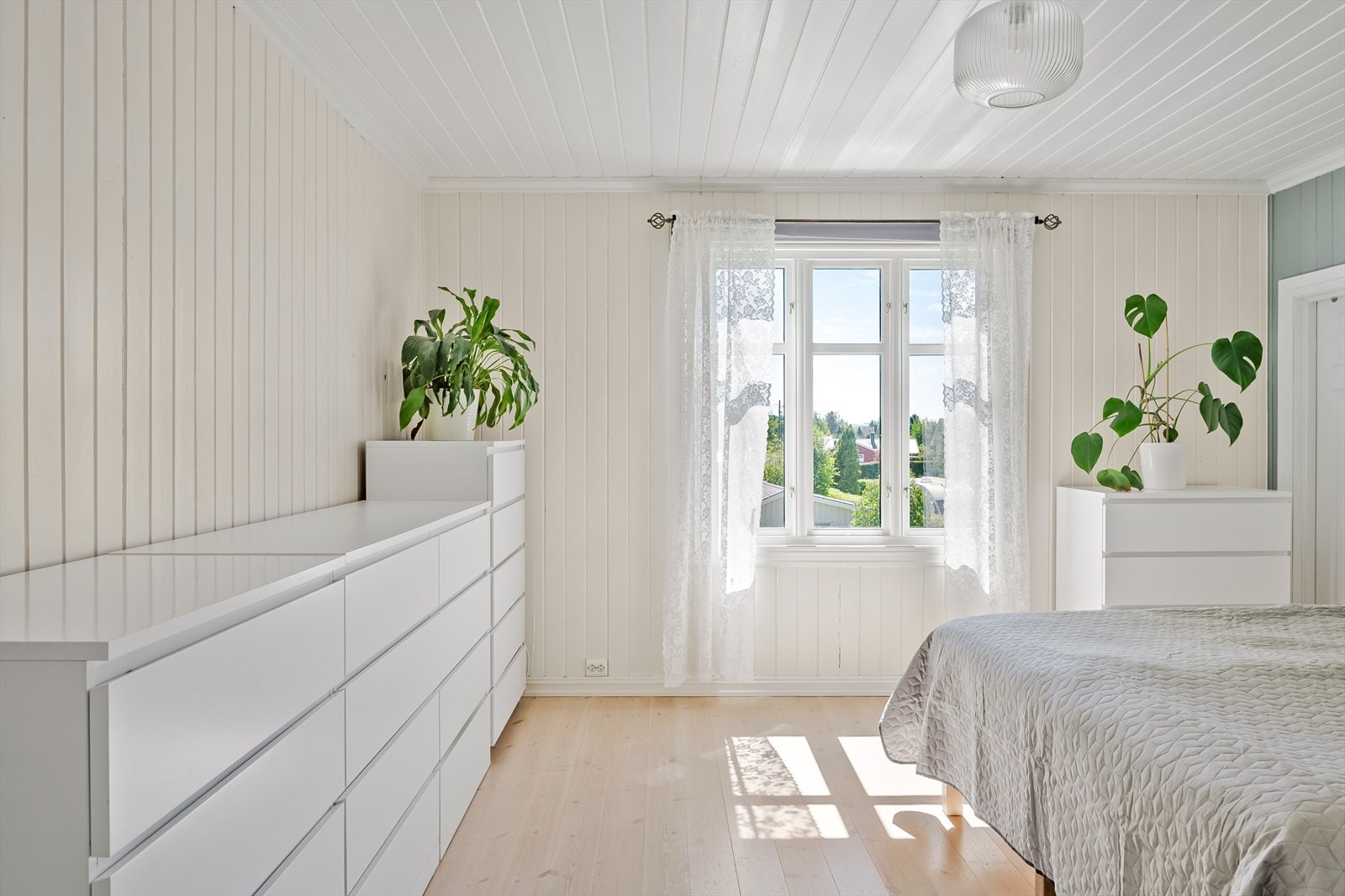 Hovedsoverommet har godt med plass til dobbeltseng med nattbord på hver side. Galleribilde