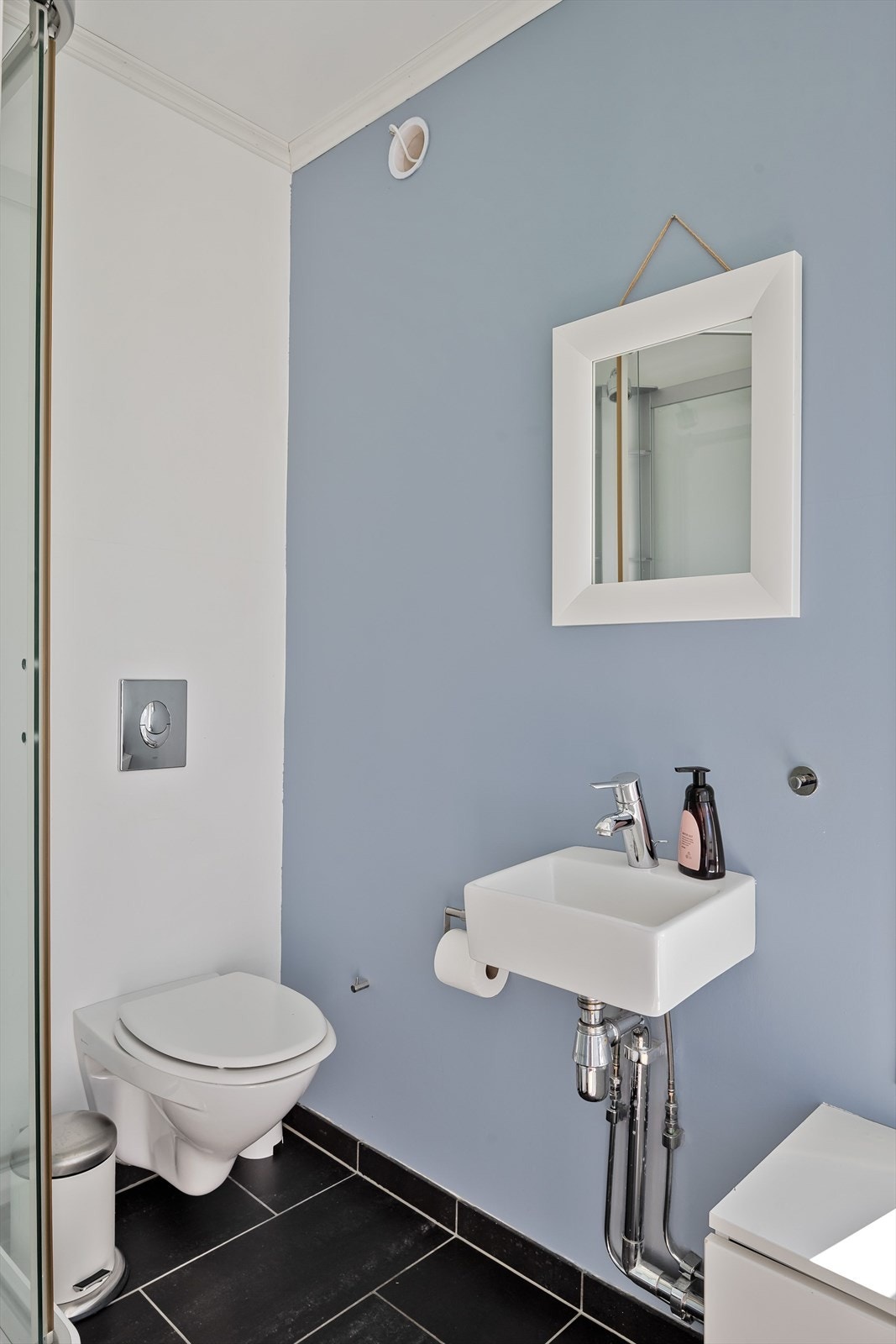 I 1. etasje er det malte vegger og flislagt gulv med vannbåren varme. Badet har servant, veggmontert toalett og dusjkabinett. Galleribilde