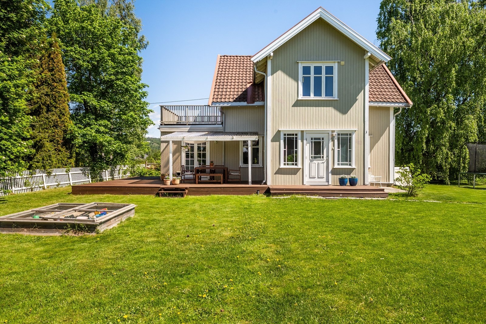 Sjarmerende enebolig bygd i 1920 og tilbygd med hall og to bad i 2009, ellers vesentlig oppgradert de senere årene. Galleribilde