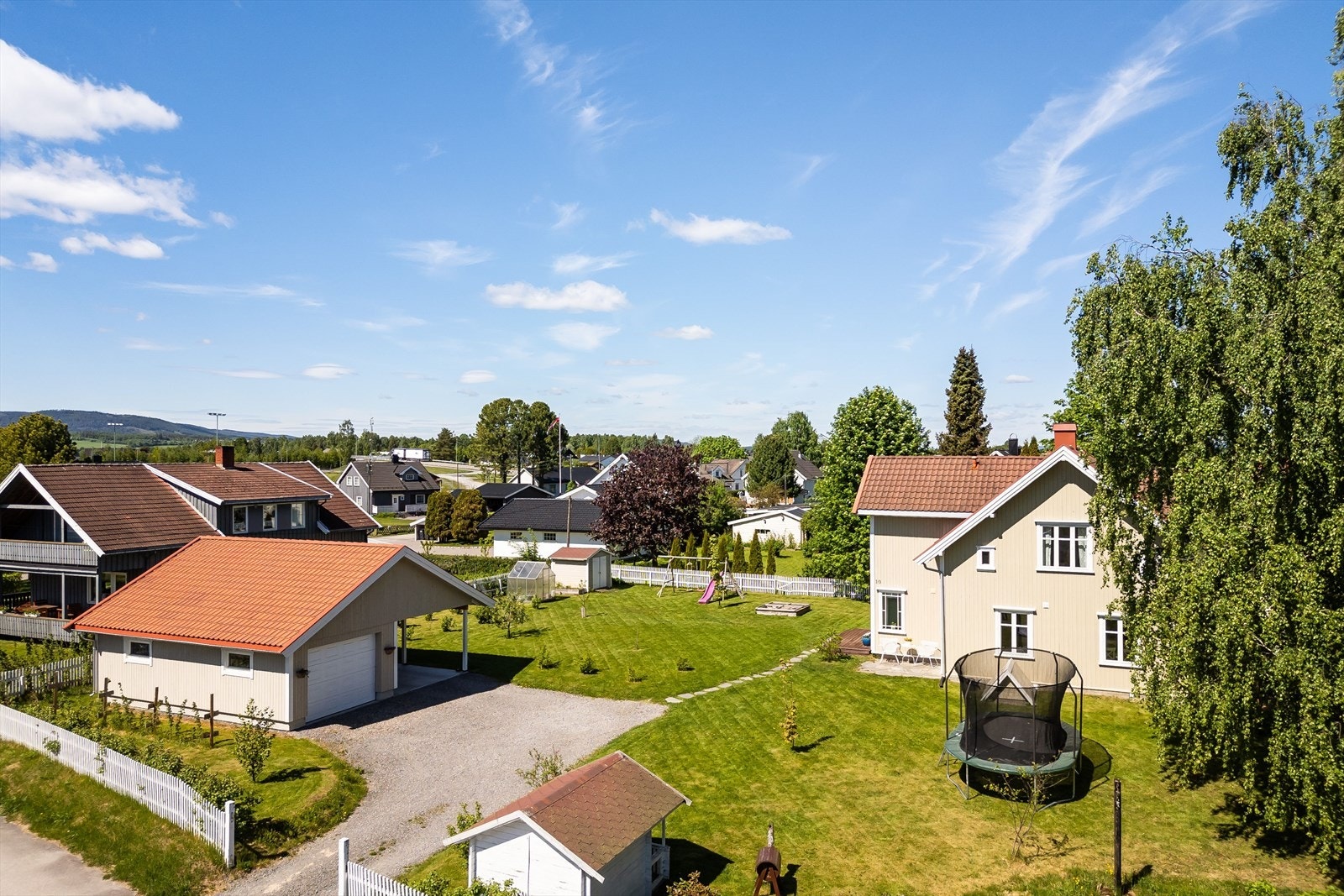 Eiendommen har en sor hjørnetomt som ligger sentralt og barnevennlig til på Kirkenær. Galleribilde