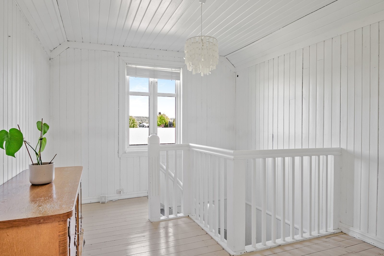 Gangen i 2. etasje har også god takhøyde og lysmalte overflater. Galleribilde