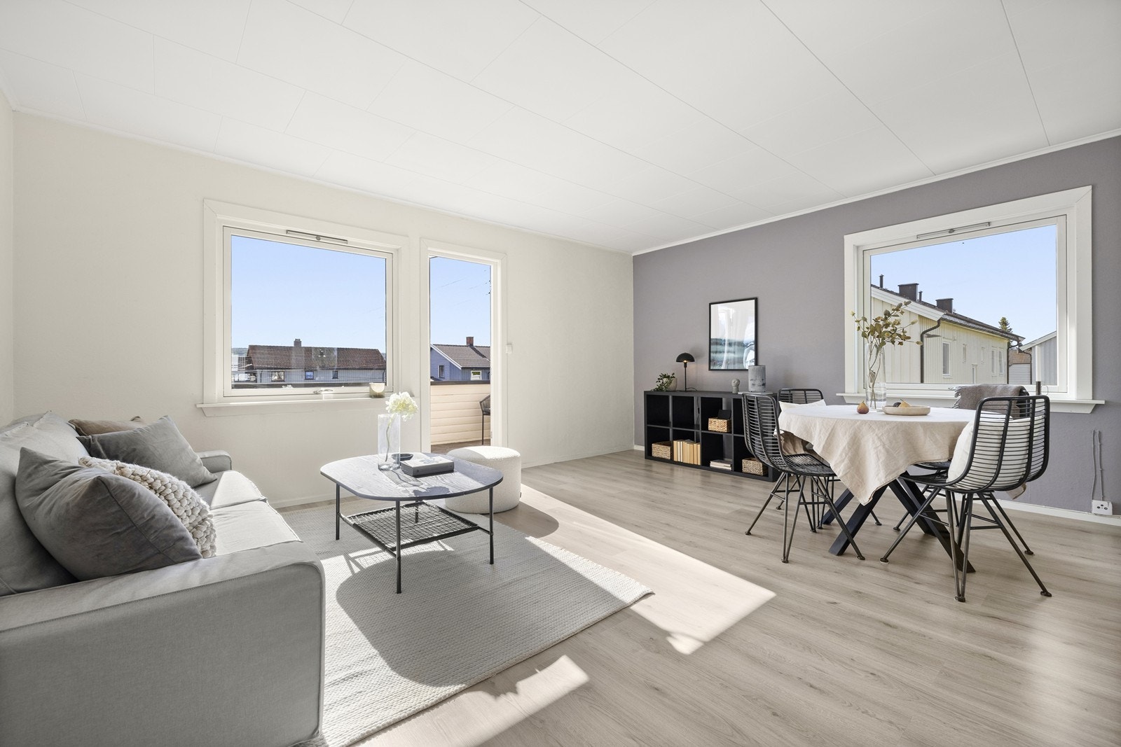 Stor og luftig stue i delvis åpen løsning med kjøkkenet. Galleribilde