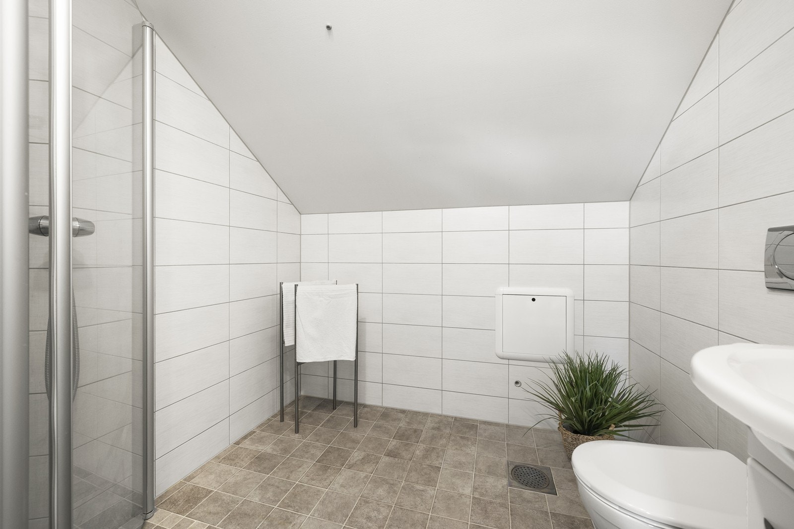 Lyst flislagt bad med varmekabler og naturlig ventilasjon. Det ble renovert i 2011. Galleribilde