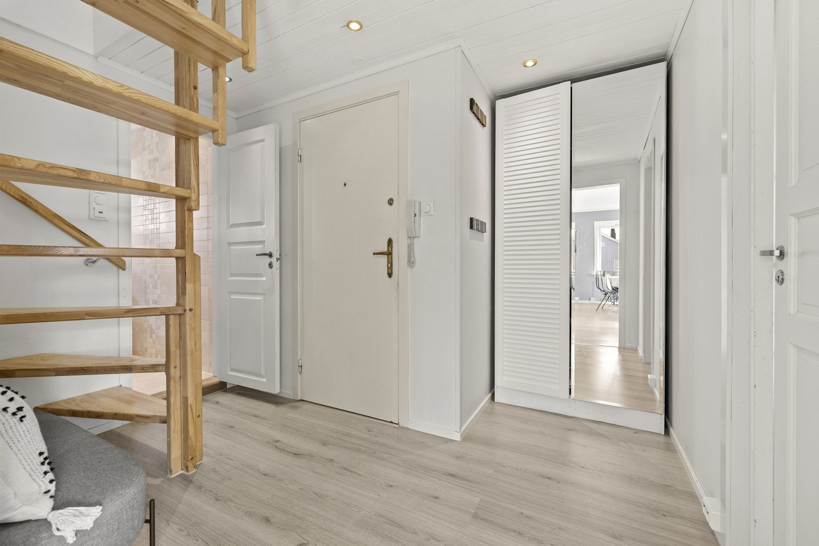 Romslig gang med god plass til å henge fra seg sko og yttertøy. Galleribilde