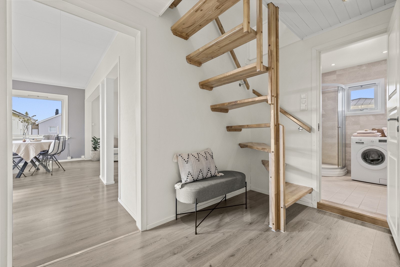 Fra entréen leder en tretrapp fra 2011 opp til leilighetens loftsetasje, men også til leilighetens hovedbad. Galleribilde