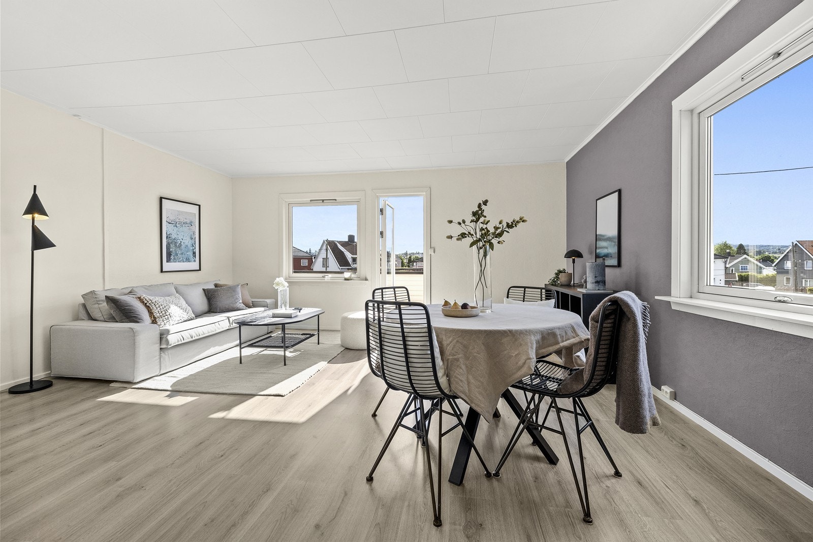 De store vinduene sørger for innslipp av naturlig lys. Galleribilde