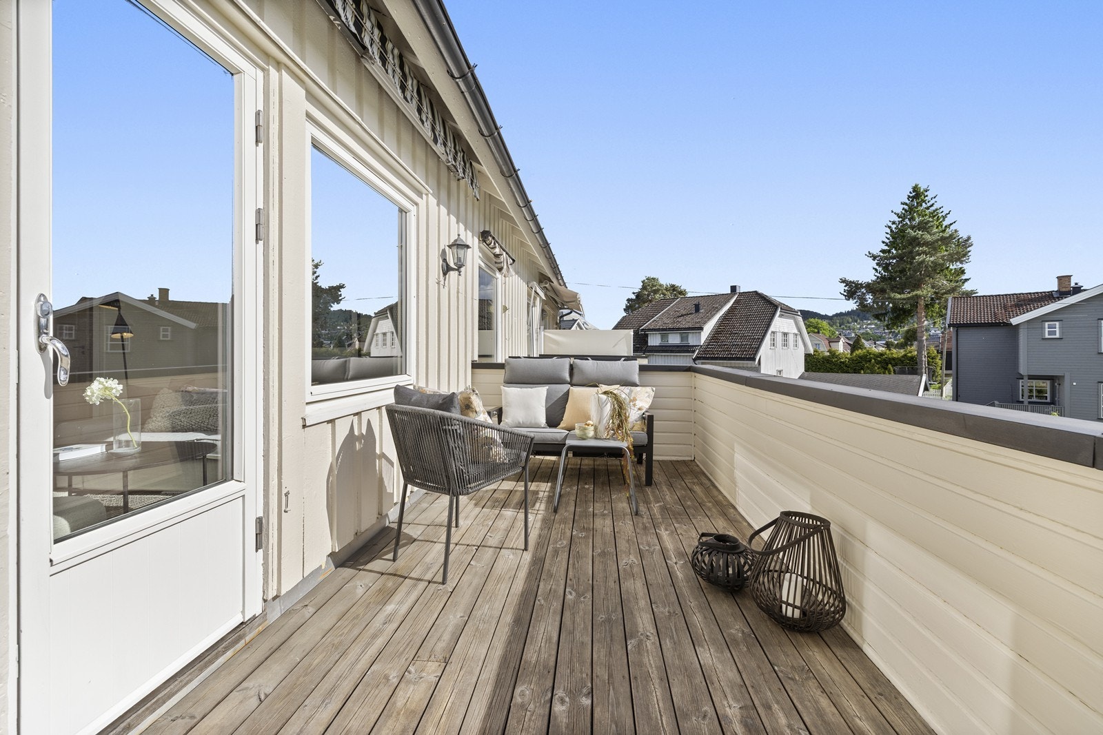 Fra stuen har man adkomst til en herlig sydvestvendt balkong på 12 kvm - perfekt for utendørs hygge og avslapning! Galleribilde