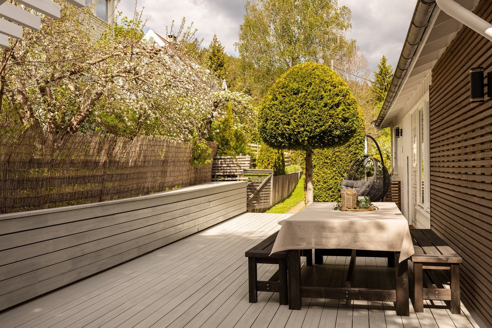 God plass til sittegrupper, lounge, solsenger, grill og mye mer Galleribilde