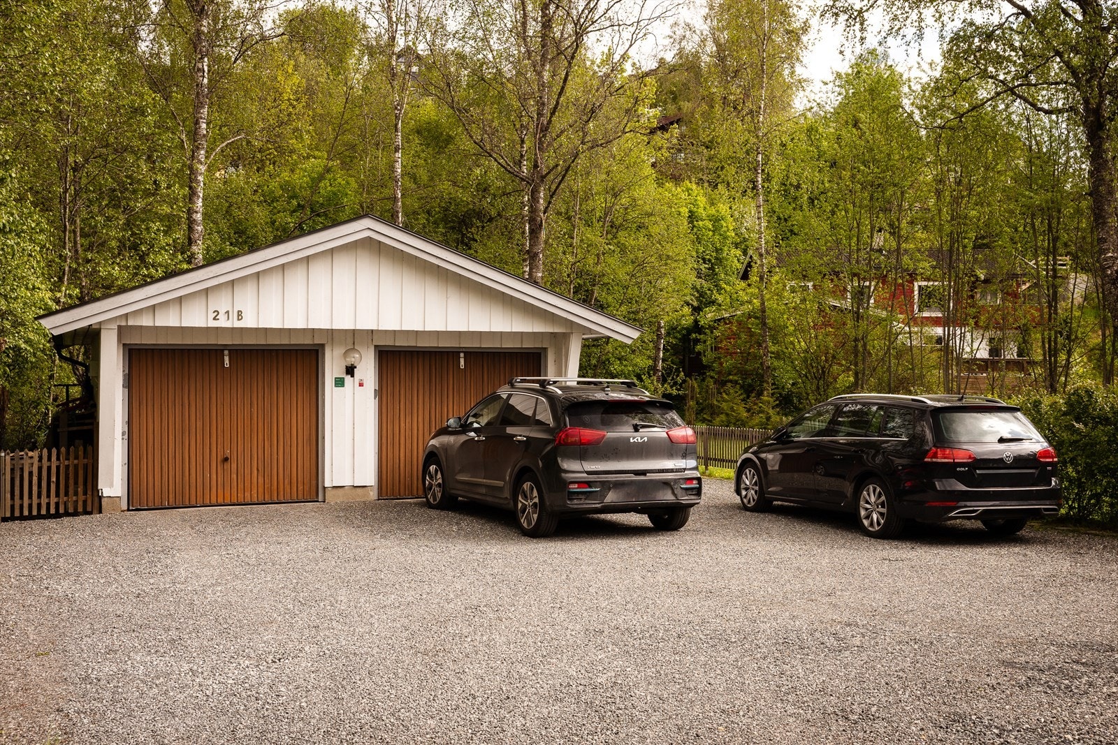 Garasjeplass med elbillader, samt biloppstilling foran garasje Galleribilde