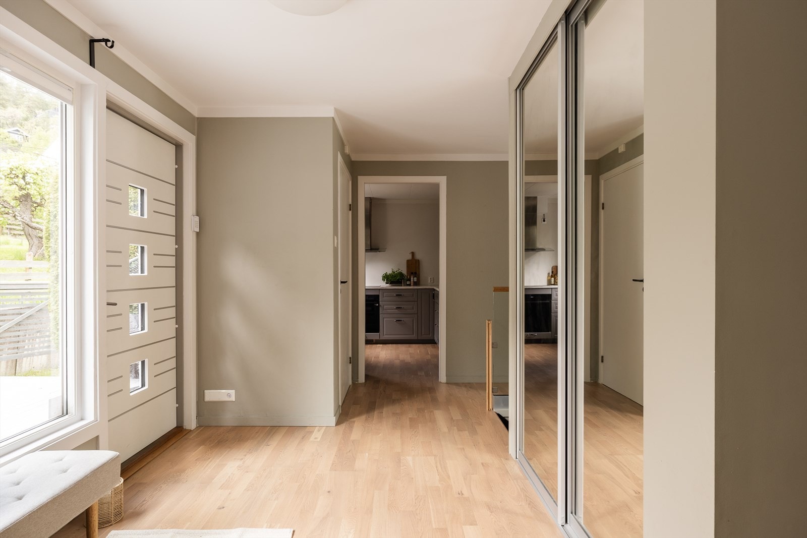 Lys og innbydende entré med god plass til oppbevaring Galleribilde