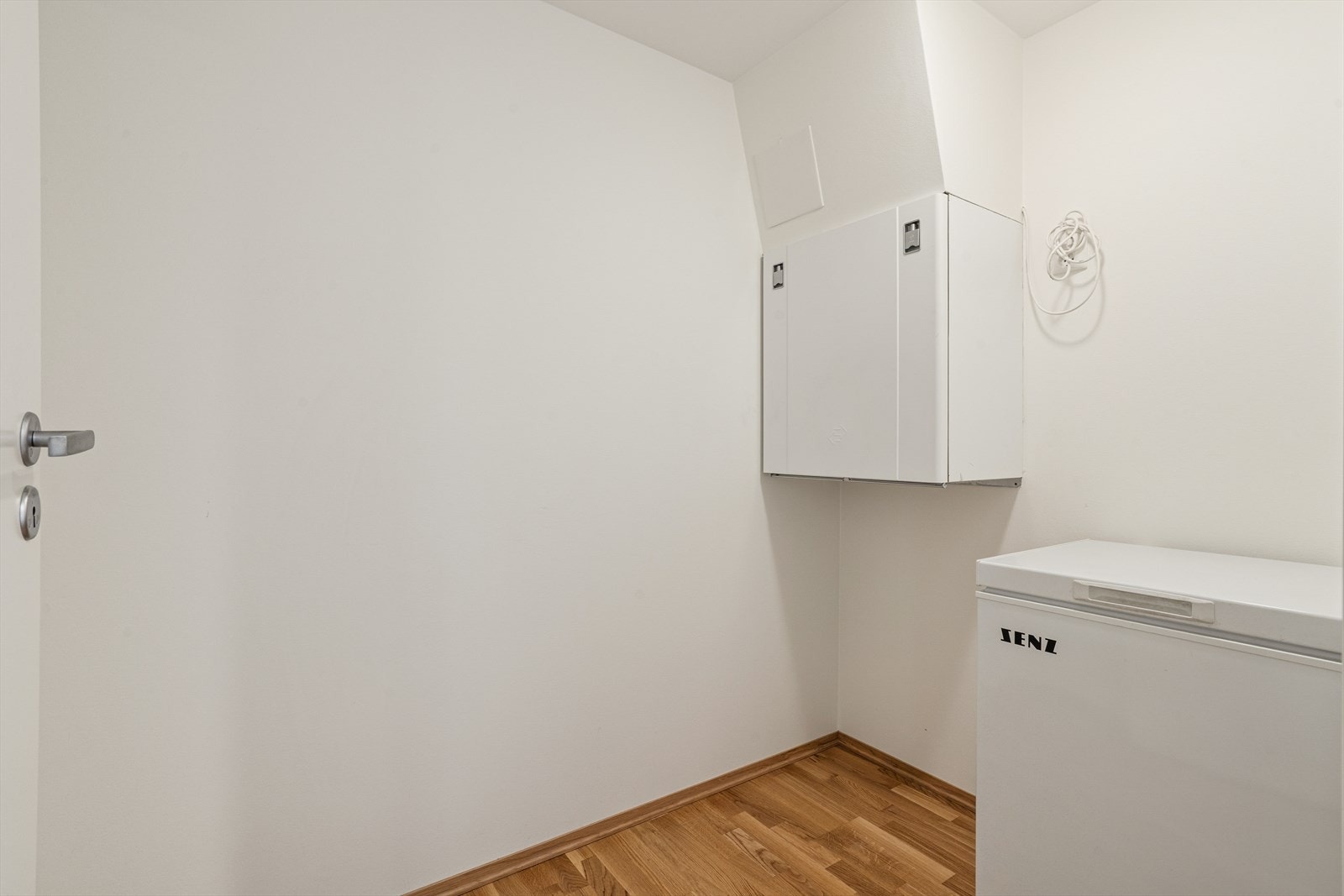 Innvendig bod gir praktisk lagringsplass. Her er også aggregat for balansert ventilasjon og sikringsskap plassert. Galleribilde