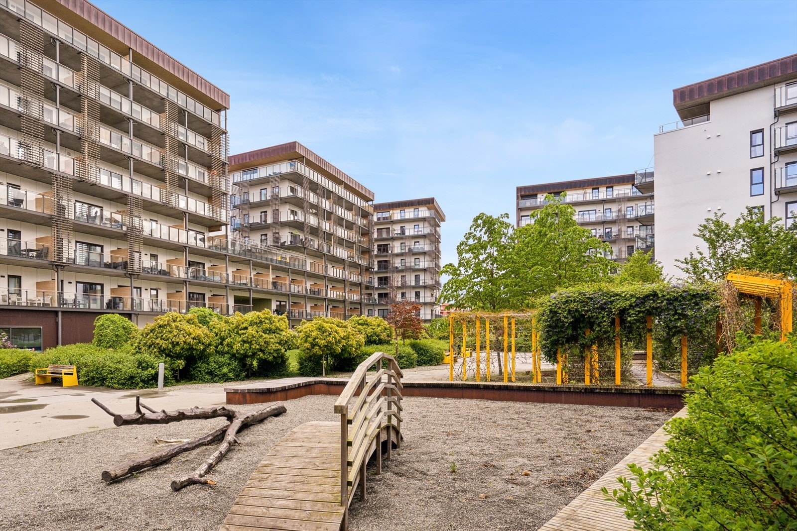 Fra leiligheten er det kun 3 minutters gange til nærmeste dagligvarebutikk, Coop Extra Lilleby. Galleribilde