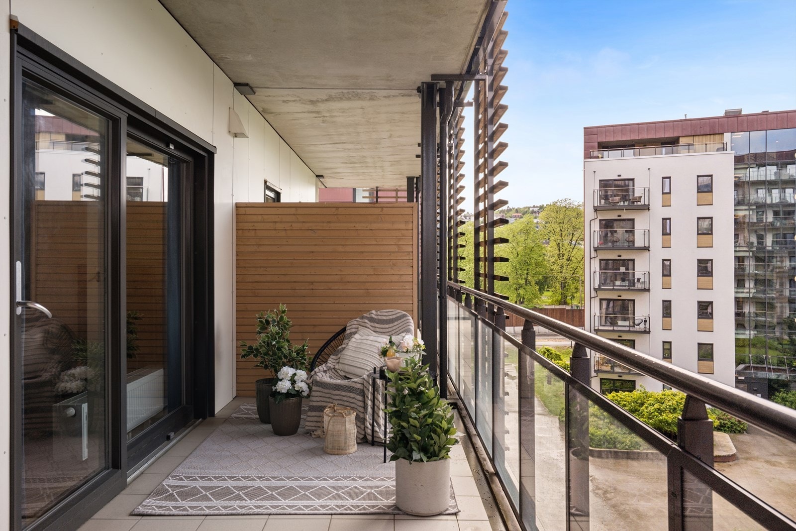 Den store balkongen på 11 m² utvider stuen og gir god plass til en egen utendørs sone. Galleribilde
