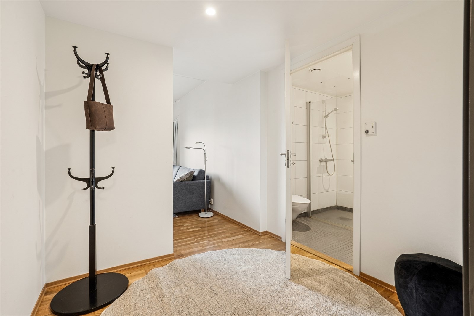 Entréen har parkett på gulv og gir direkte tilgang til bad og stue. Galleribilde