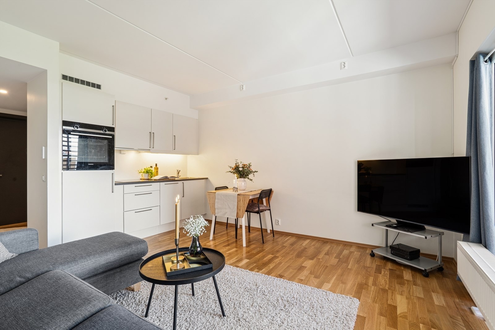 Stuen har god plass til både sofagruppe og spisebord. Galleribilde
