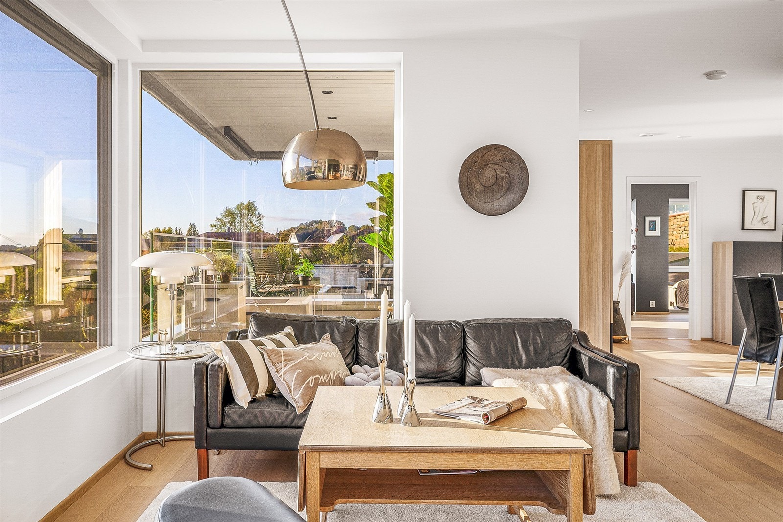 Stue/kjøkken er på 60 m² og deles naturlig inn i flere soner. Galleribilde