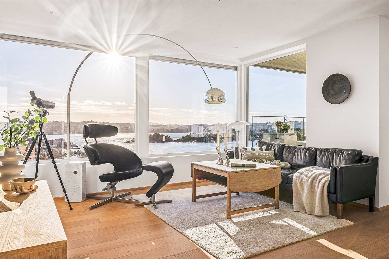 Store vindusflater gir rikelig med dagslys og rammer inn utsikten, og med beliggenhet innerst i blindvei har man heller ikke innsyn til stuen. En perfekt kombinasjon. Galleribilde