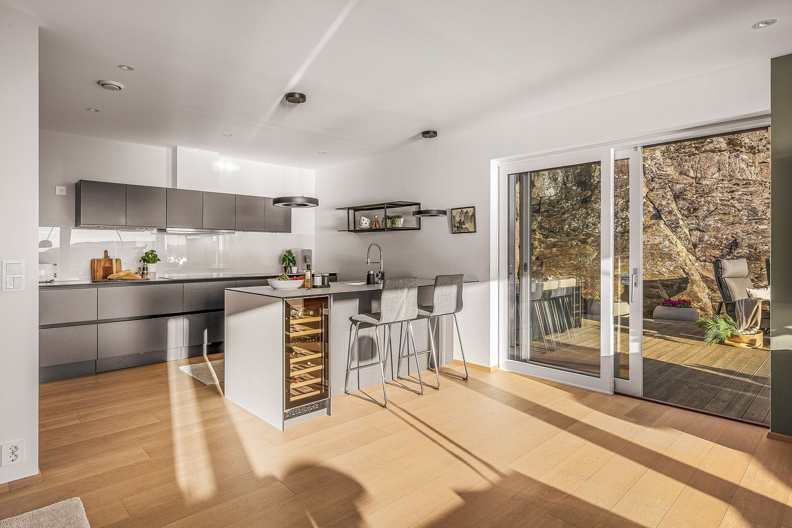 Gjennomtenkt med stor skyvedør til uteplassen fra kjøkkene. Perfekt når man har gjester og må til- og fra kjøkkenet med de siste forberedelsene. Galleribilde