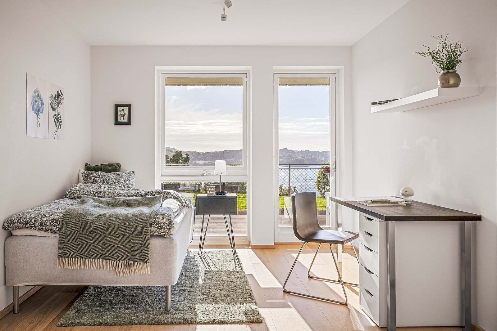 Det andre soverommet i første etasje har utgang til terrassen og eget garderoberom. Dette soverommet er på 13,9 m² + garderoberom på 4,8 m². Galleribilde