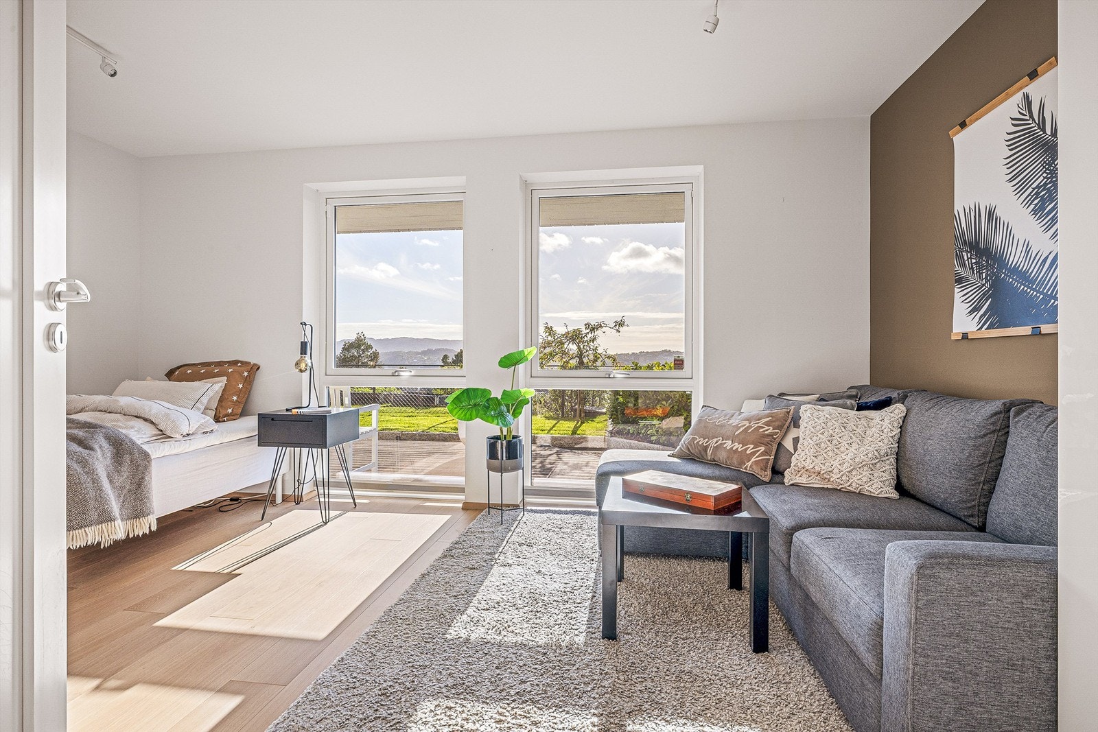 Dette rommet er tegnet inn som to soverom og kan enkelt tilbakeføres med vegg mellom vinduene og en ny dør til gangen. Rommet er på 16,7 m². Galleribilde