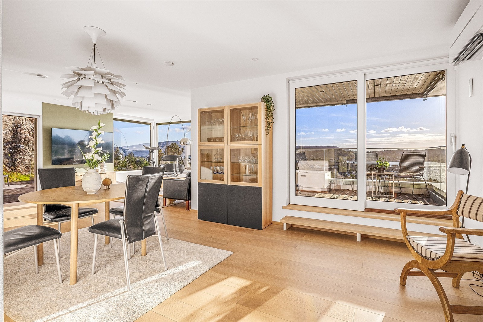 Fra spisestuen er det utgang til den nord-vestvendte altanen via en skyvedør i glass. Galleribilde