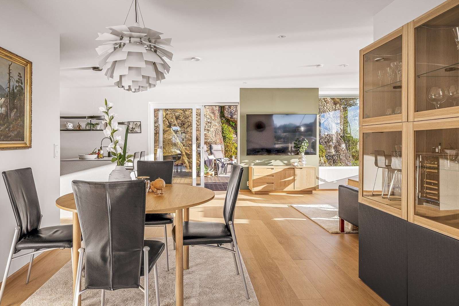 Spisestuen er en naturlig del av den åpne løsningen, med plass til langbord. Galleribilde