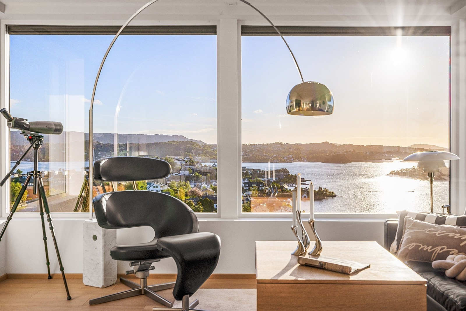 Utsikt over innseilingen til Bergen fra stuens mange store vinduer. Galleribilde