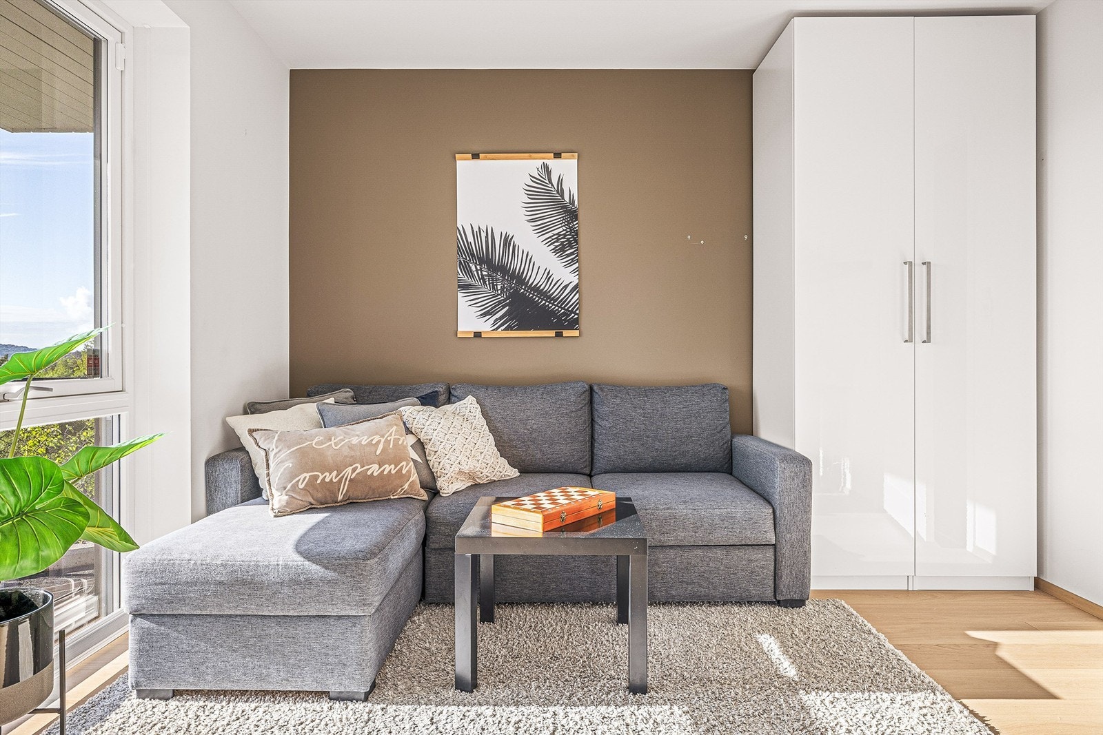 Rommet har god plass til både seng, garderobe, arbeidspult og en egen sofakrok. Galleribilde