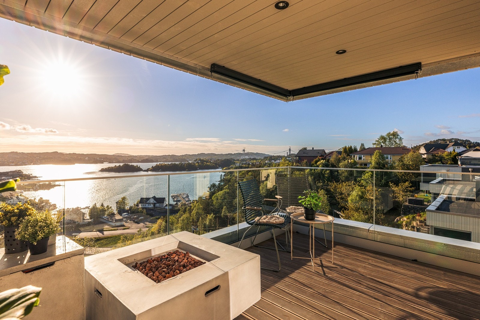 En lekker og overbygget altan med glassrekkverk og åpen gasspeis. Her har man full oversikt over skipsleden og fremgangen til det nye Sotrasambandet. Legg også merke til sol- og vindskjerming i himlings hjørnet. Galleribilde