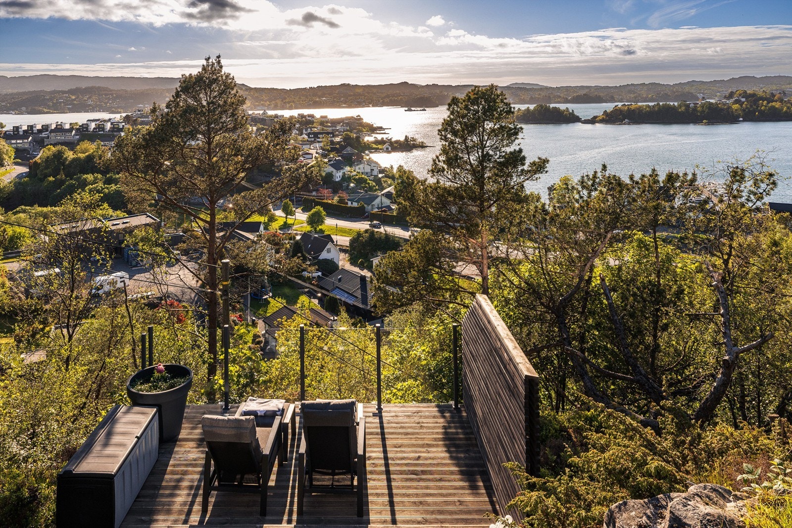 Fra terrassen går det også trapp ned til en privat uteplass lenger nede på tomten. Galleribilde