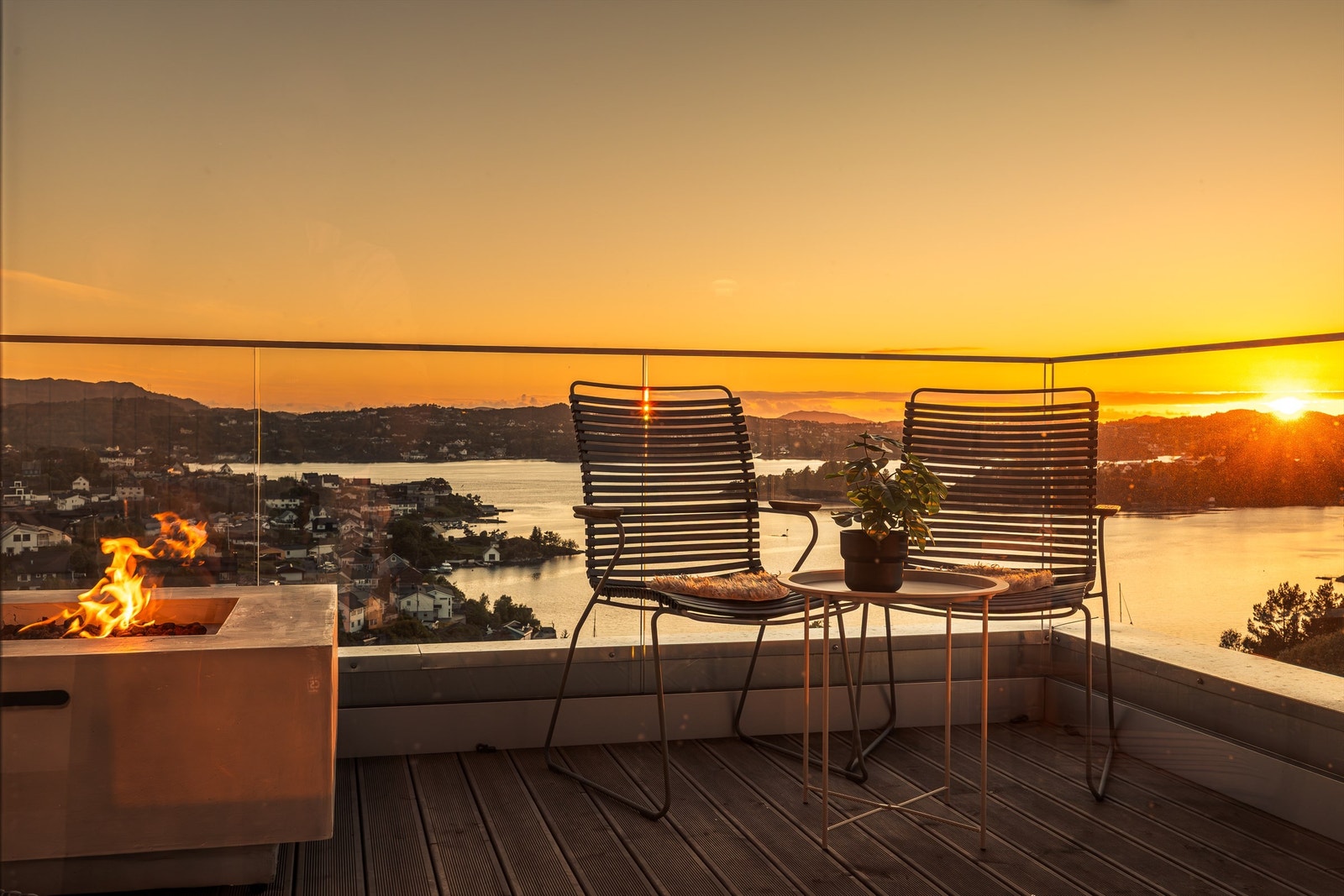 Her er det over 100 kvm uteplasser rundt eiendommen, fantastisk utsikt over Alvøpollen og innseilingen til Bergen, og de beste solforhold. Galleribilde