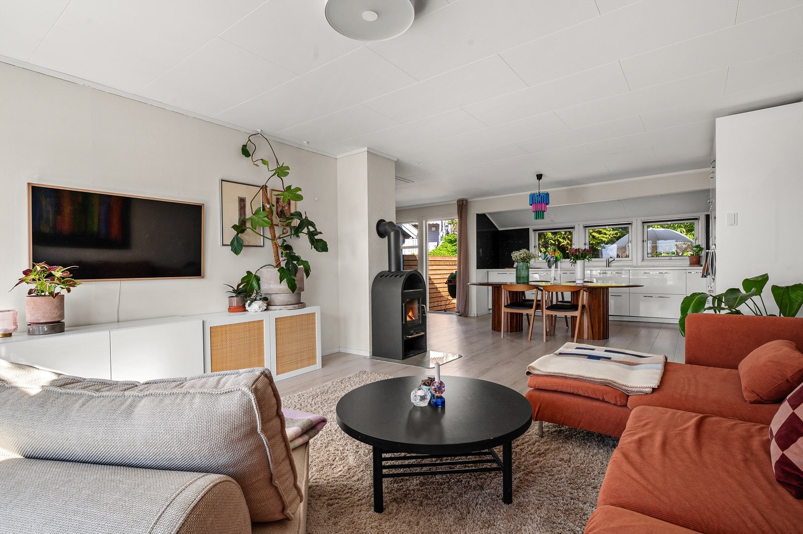 Stuen har en åpen løsning som gir en romslig følelse. Galleribilde