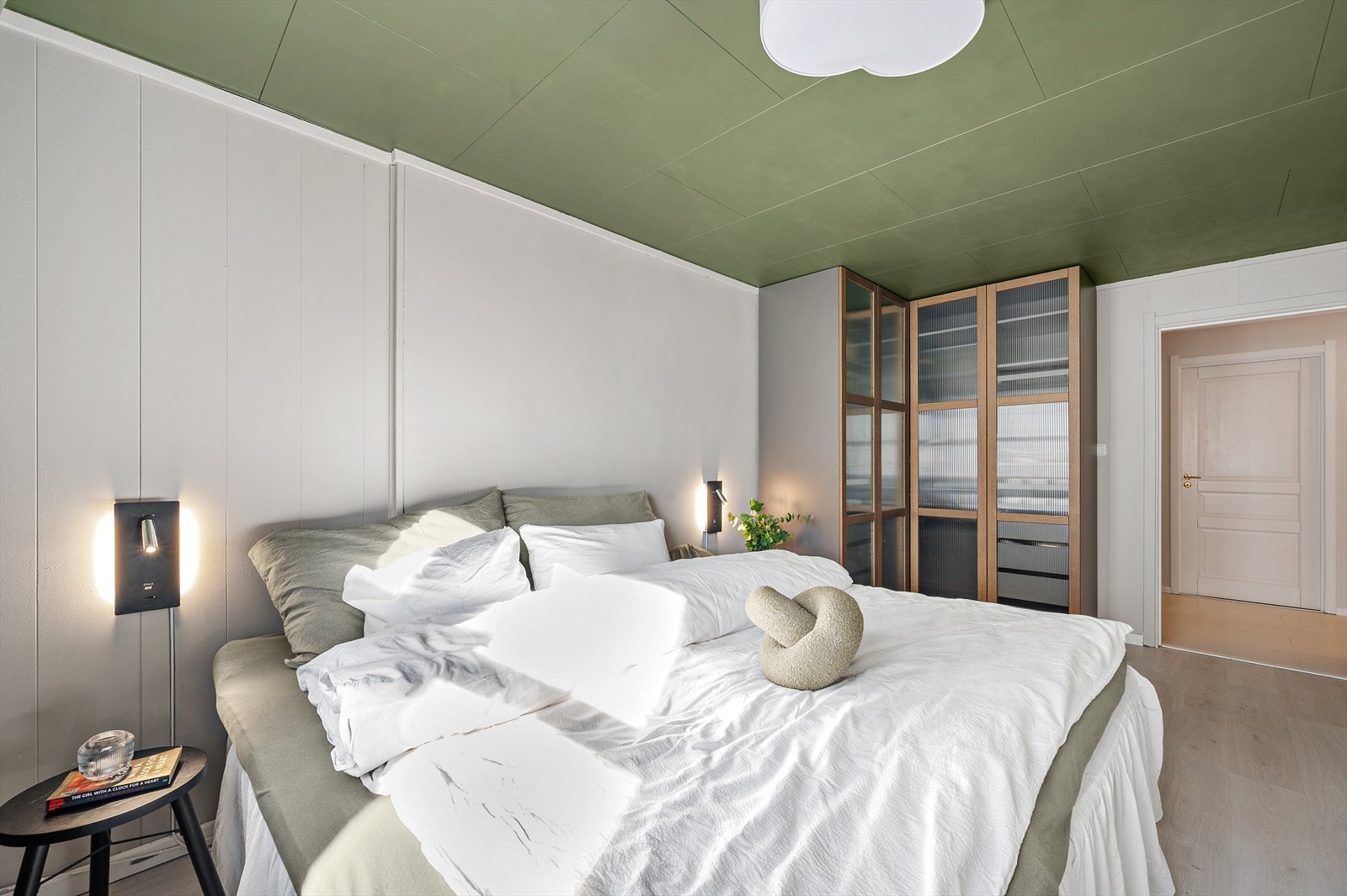 Skyvedørsgarderobe med speilfront gir praktisk oppbevaring i hovedsoverommet. Galleribilde