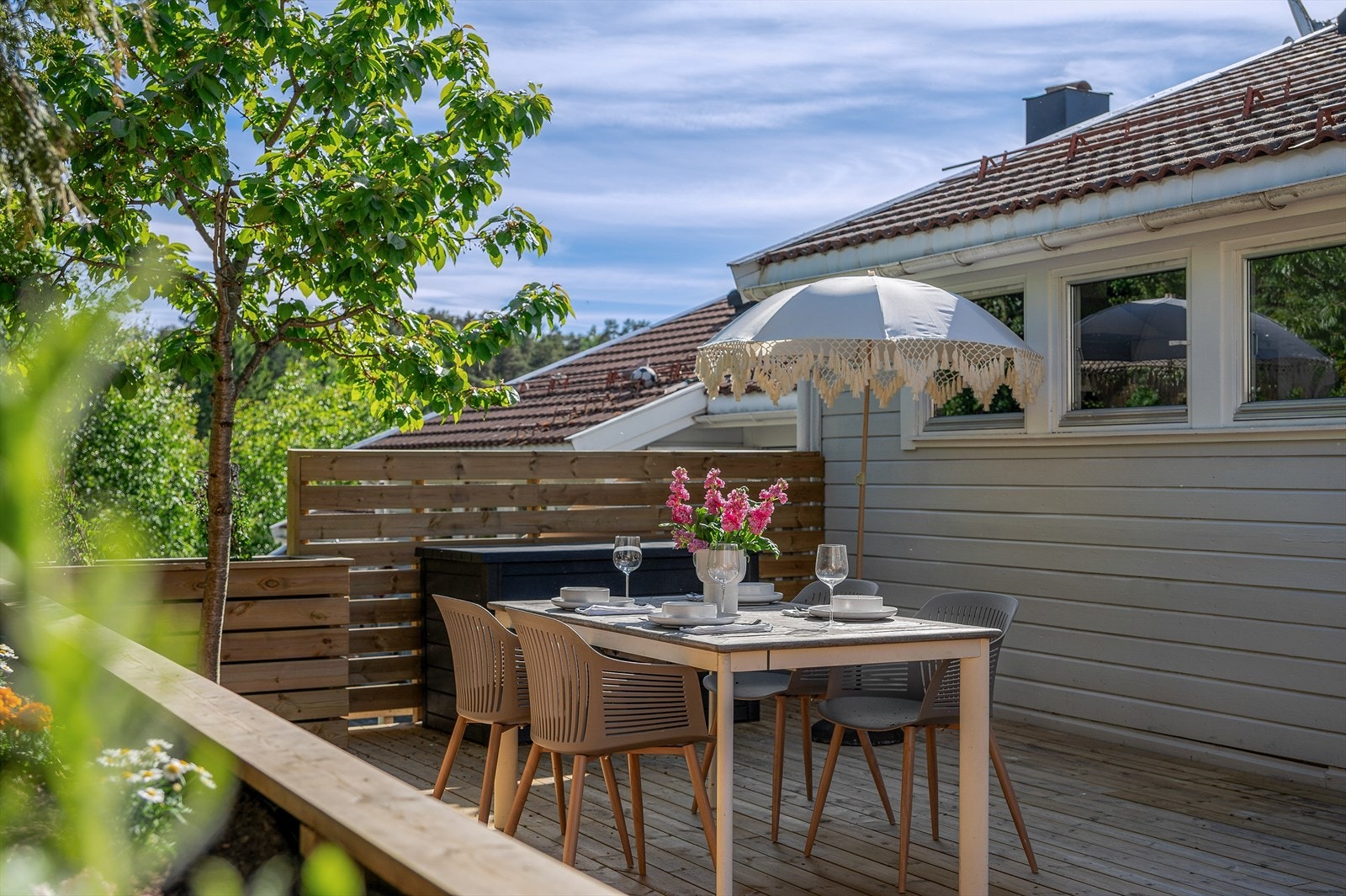 Terrassen innbyr til hyggelige sammenkomster og måltider. Tilrettelagt med spiseplass og grillområde. Galleribilde