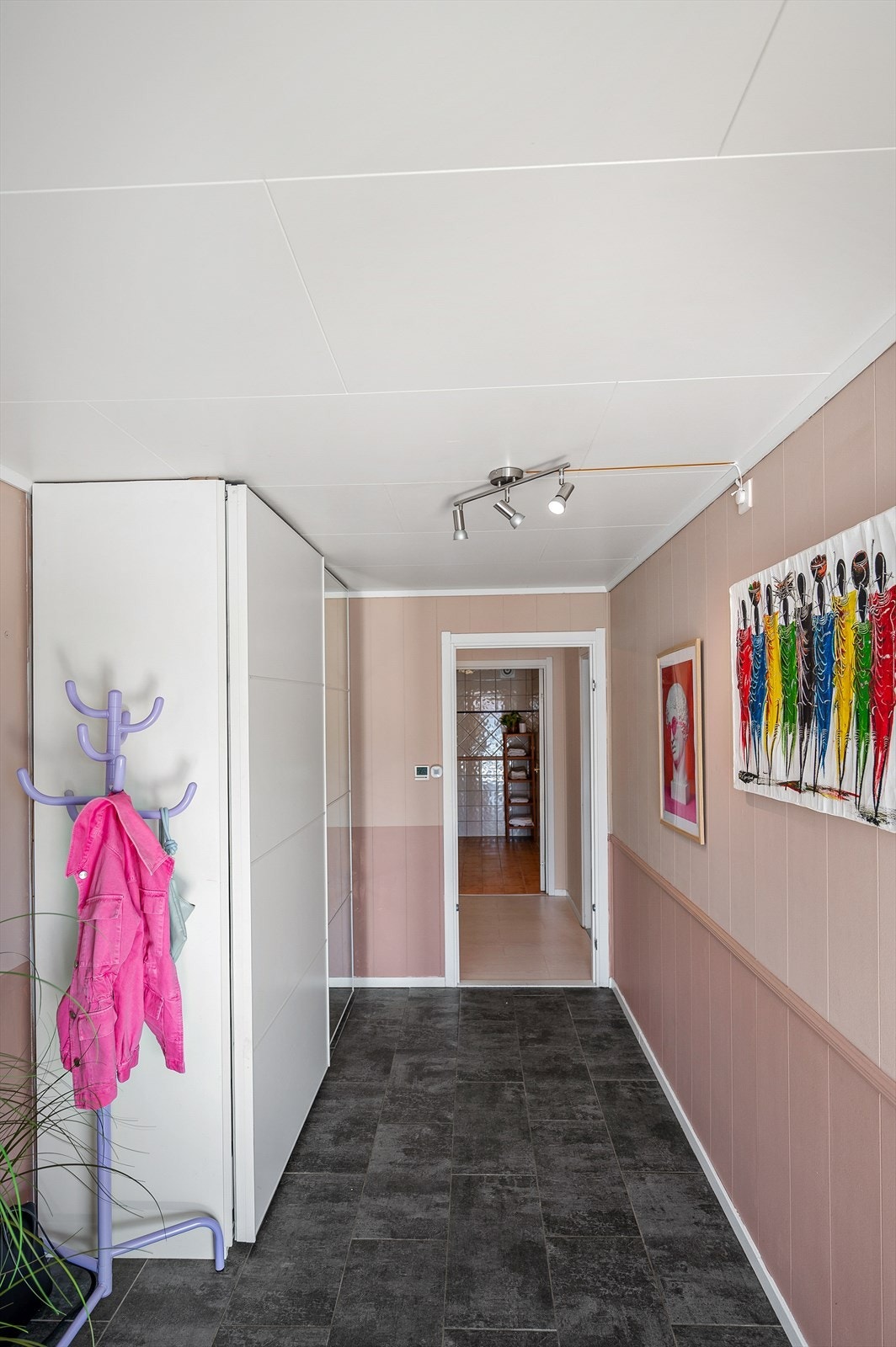Skyvedørsgarderobe gir praktisk oppbevaring i entréen. Galleribilde