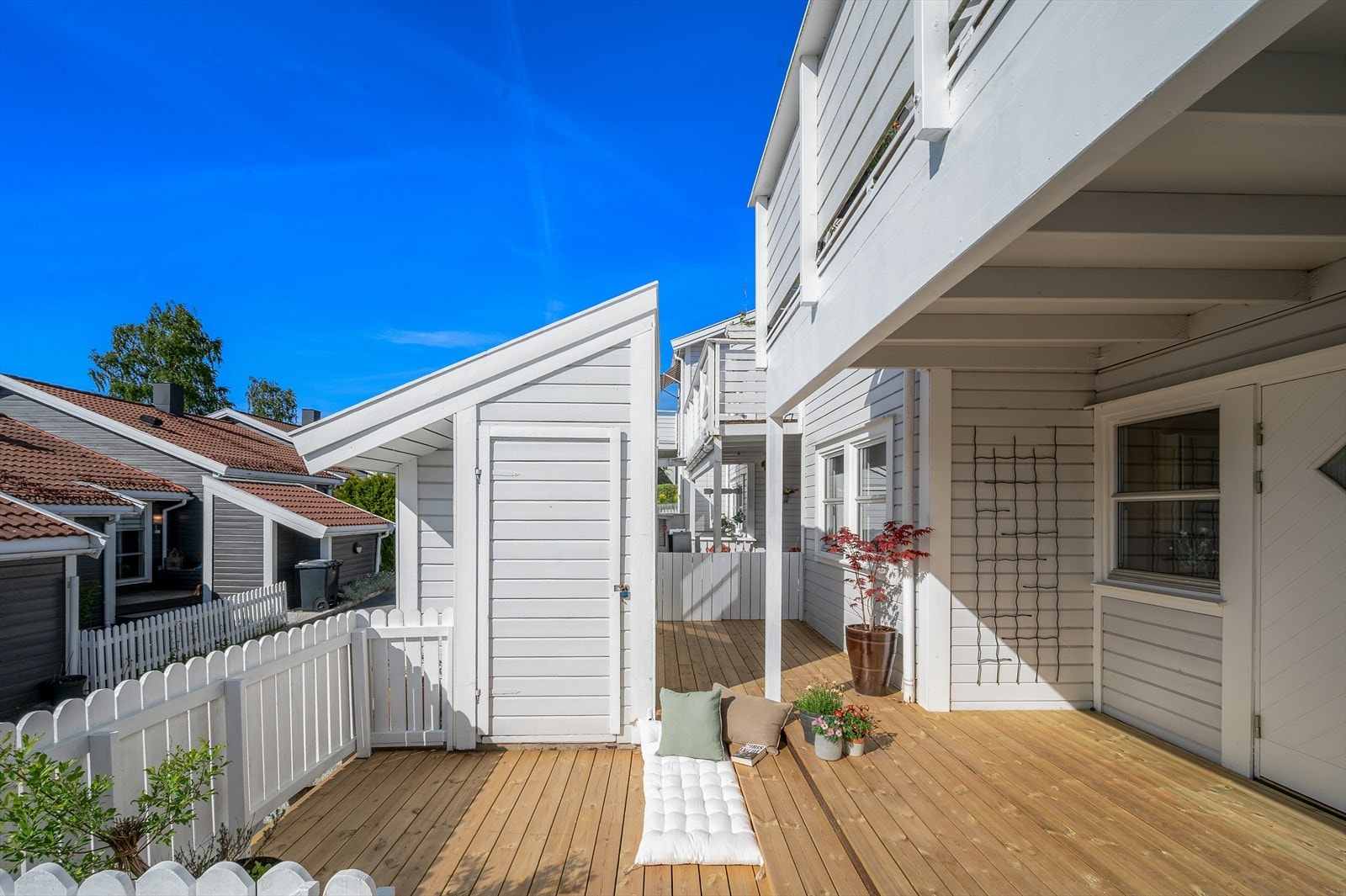 Uteområdet har en romslig terrasse med tredekke og plass til møbler. Galleribilde