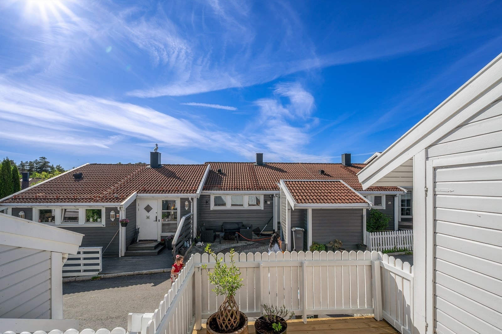 Rekkehus med romslige terrasseplattinger og utebod. Galleribilde